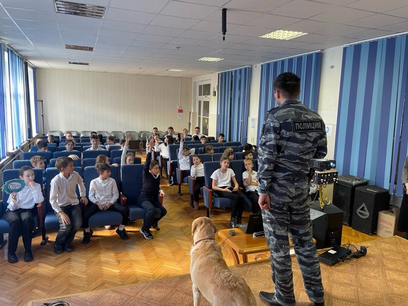 В Невинномысске полицейские встретились с учениками городской гимназии