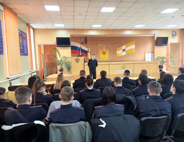 В Невинномысске полицейские провели профориентационное мероприятие со студентами